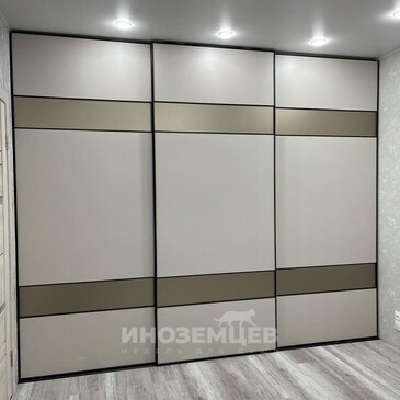 Встроенный шкаф-купе в гостиную с тремя створками
