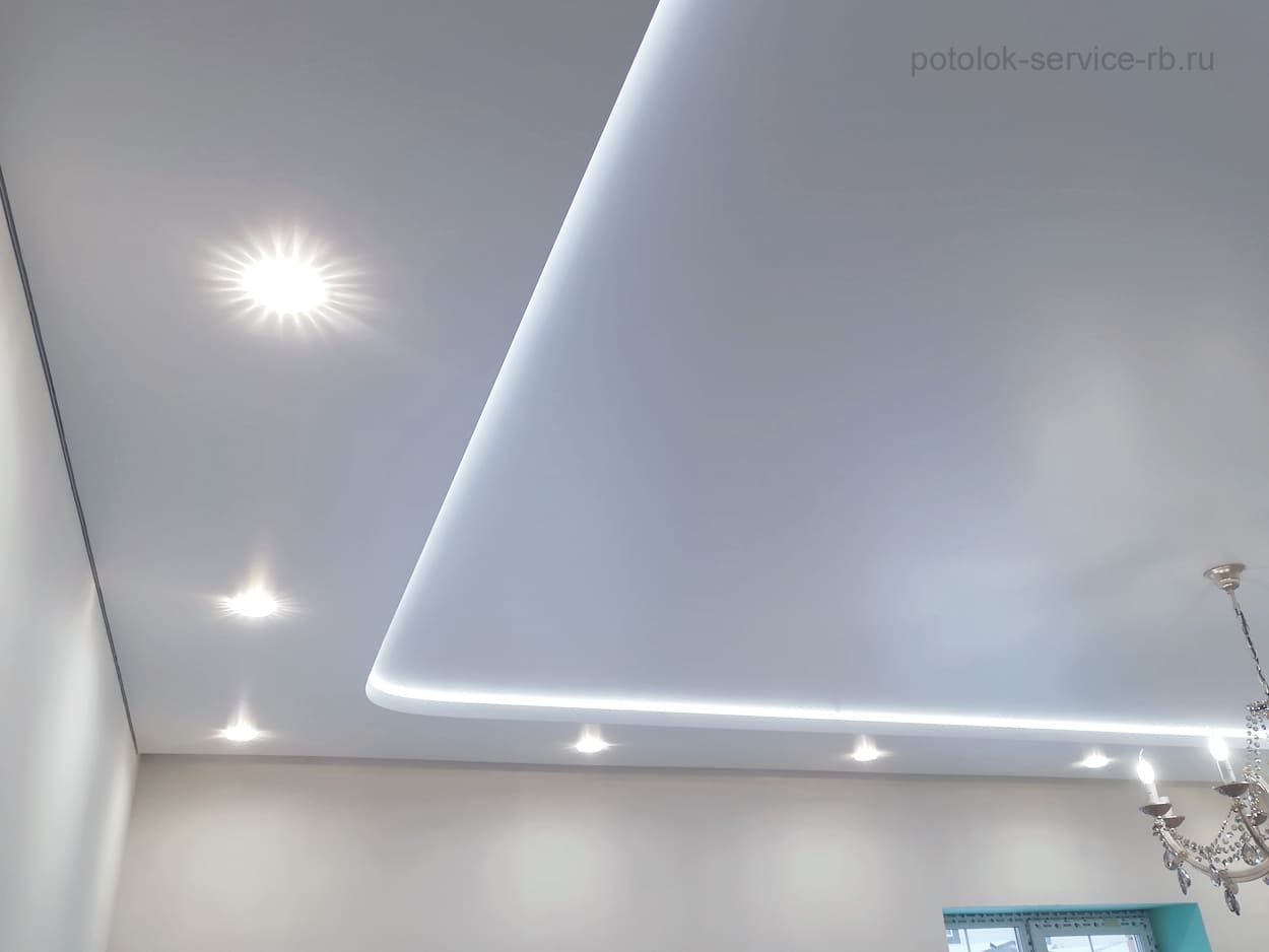 Потолок натяжной двухуровневый со встроенными светильниками и подсветкой по периметру