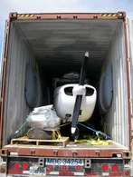 Разборка и упаковка самолета Cessna 172 перед отправкой в Москву