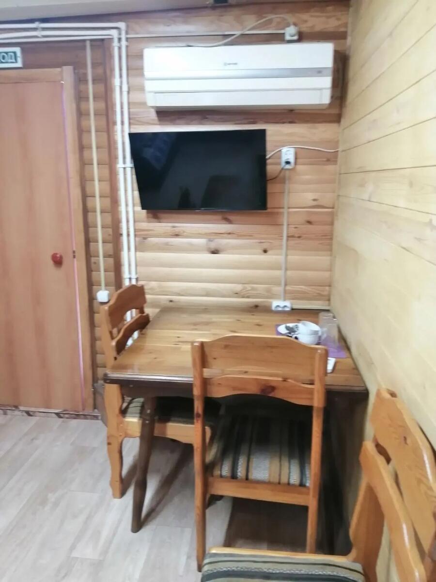 Номер на двоих: стол со стульями, телевизор, кондиционер