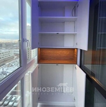Встроенный шкаф на балкон с открытой нишей и подсветкой, изготовление на заказ