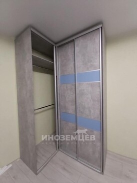Внутреннее устройство углового встроенного шкафа: полки и штанга для одежды