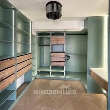 Фрагмент угловой гардеробной с туалетным столиком, зеркалом и подсветкой