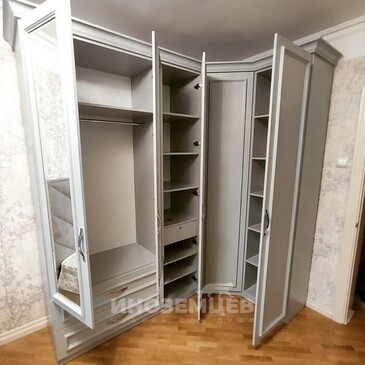 Внутреннее наполнение углового шкафа с полками и штангой