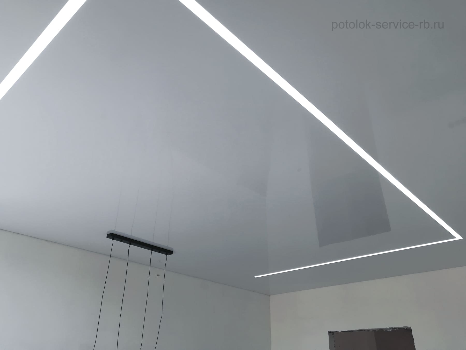 Световая линия на белом глянцевом потолке