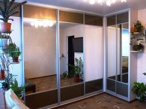 Угловой шкаф купе во всю стену в комнате