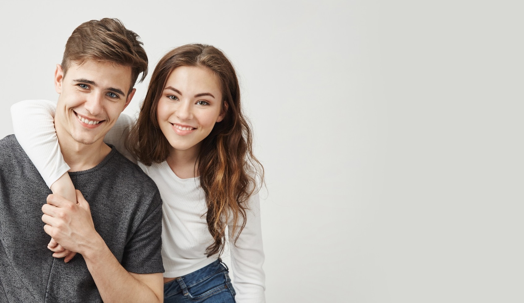 пара улыбается