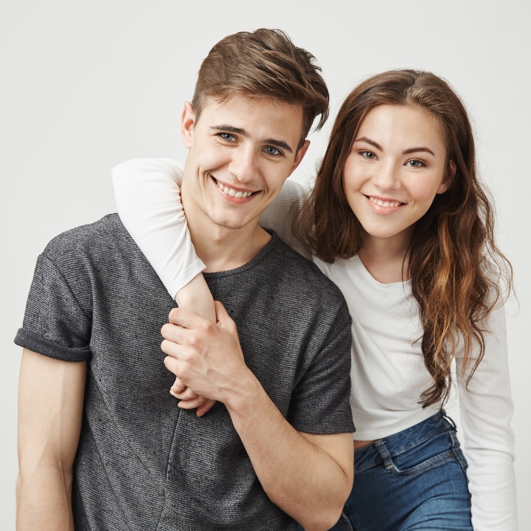 пара улыбается