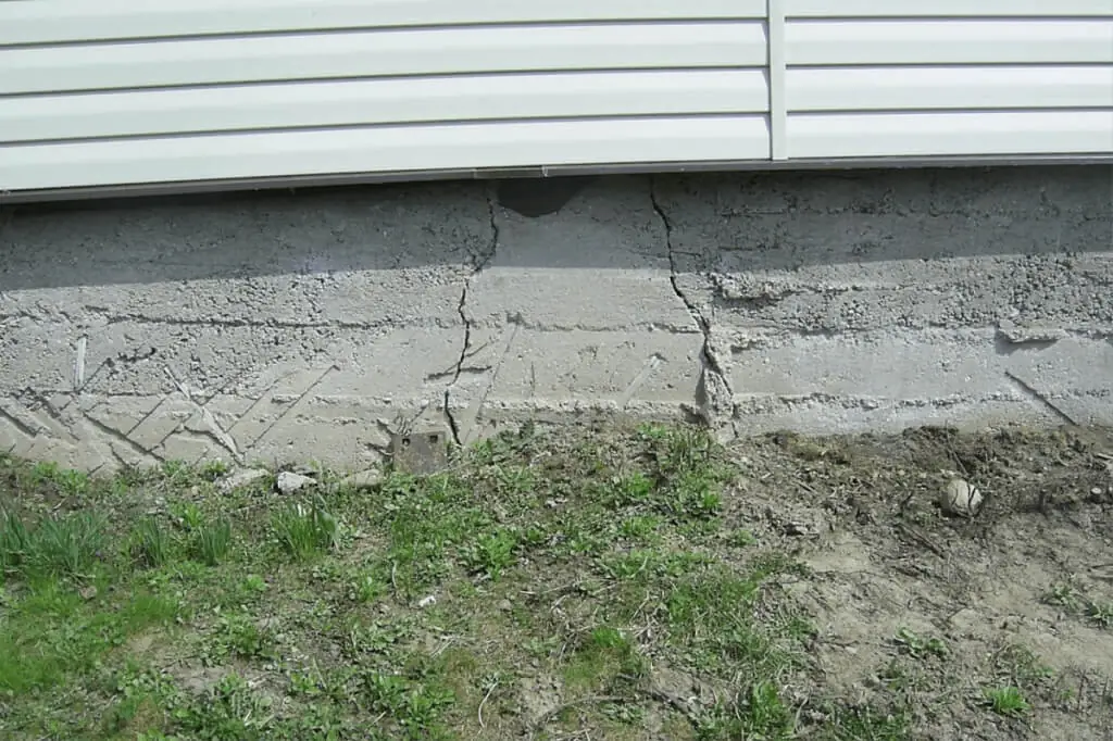Трещина в фундаменте частного дома — последствие отсутствия отмостки