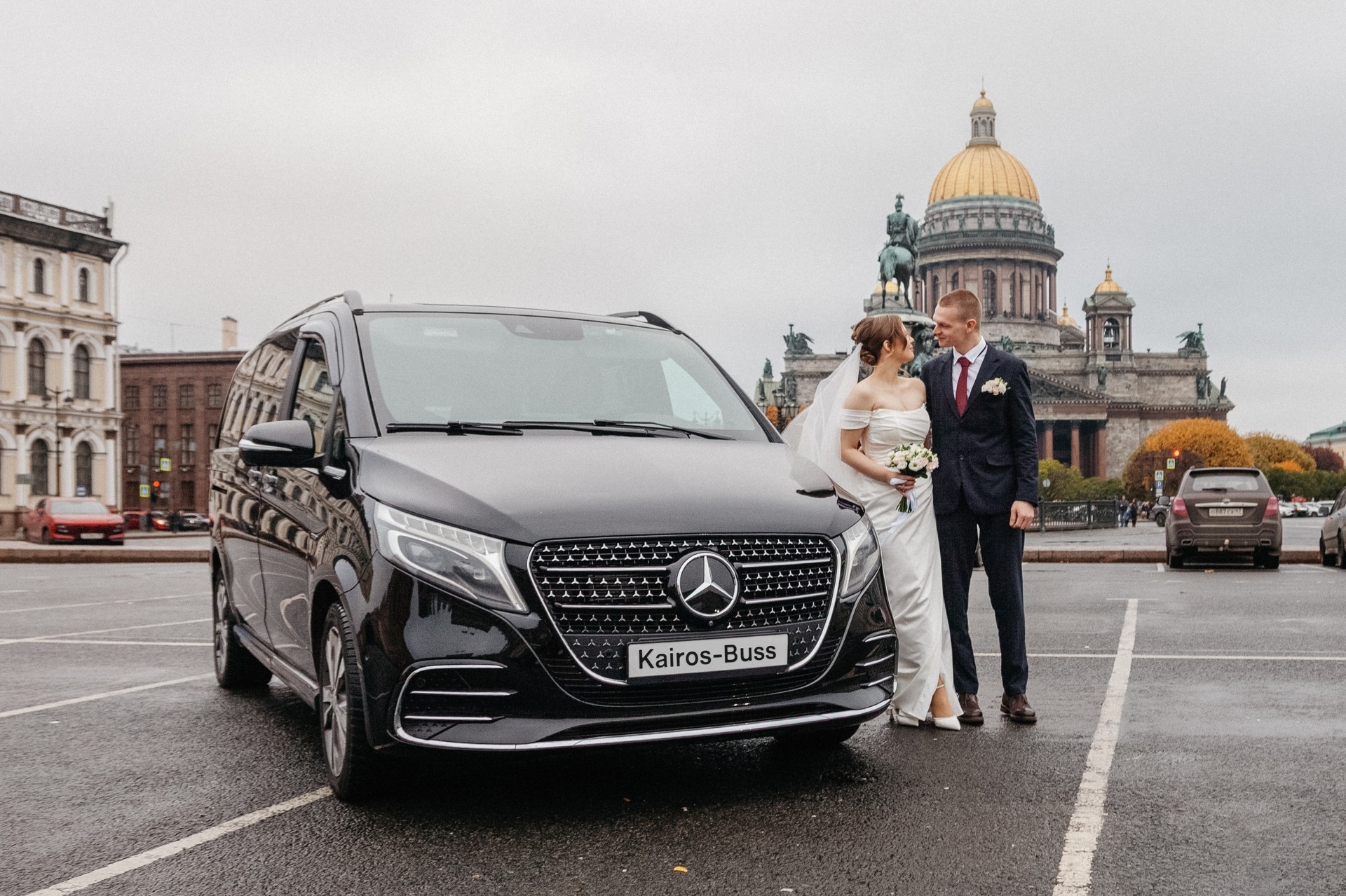 Автомобиль на свадебной фотосессии