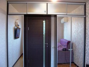 Встроенный шкаф купе над дверью зеркало