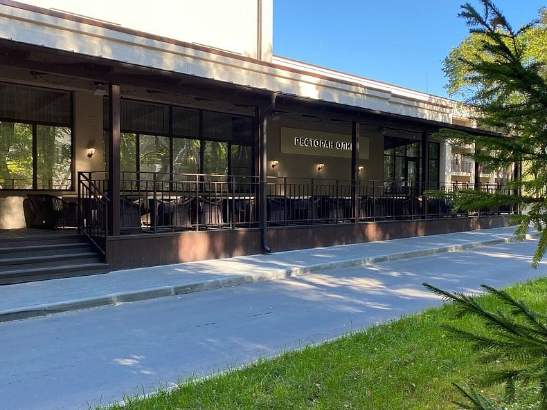 Праздник красок Холли на берегу моря