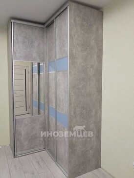 Встроенный угловой шкаф с зеркалом в детской комнате (бетон и голубые вставки)