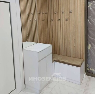 Угловой шкаф с зоной для переобувания