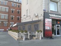 Перголы, маркизы, зонты, пергольные конструкции для летнего кафе (летней веранды) по 102-ПП в Москве. Ограждение, подиум (настил), шпалеры, мебель для летних кафе. Строительство и монтаж летнего кафе