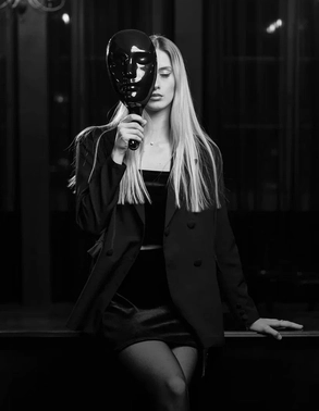 Участница игры Мафия в маске за игровым столом на мероприятии в Минске