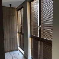 Деревянные горизонтальные жалюзи на панорамные окна в квартире Самары