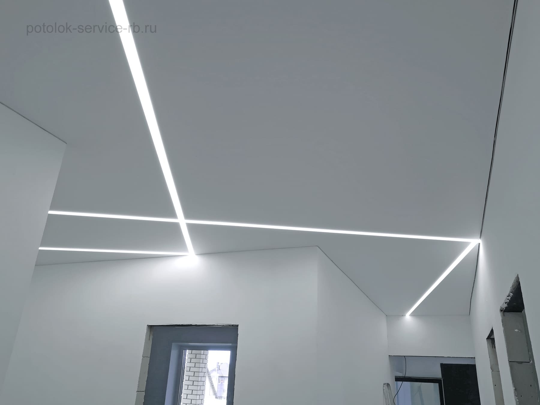 Натяжной потолок со световой линией