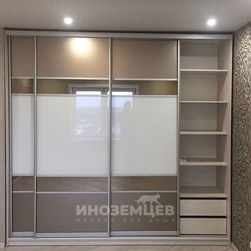 Внутреннее наполнение трехдверного шкафа-купе с полками и штангами