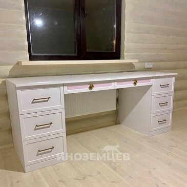 Письменный стол для девочки в белом цвете с розовыми вставками