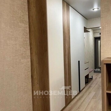 Дизайн прихожей с декоративными рейками и встроенным распашным шкафом