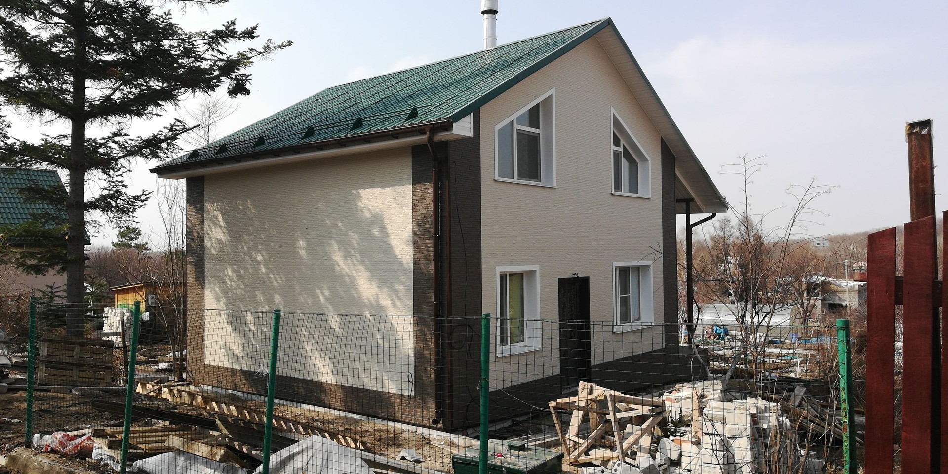 Двухэтажный дом с мансардой общей площадью: 128 м2 Дата начала строительства: 06.2016 Дата окончания