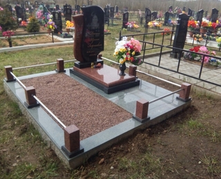 Образец гранитного памятника от мастерской Леонардо.