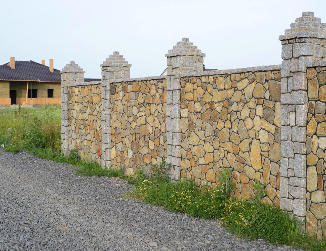 Кирпичный забор на Сахалине — надёжность и долговечность