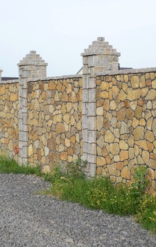 Кирпичный забор на Сахалине — надёжность и долговечность