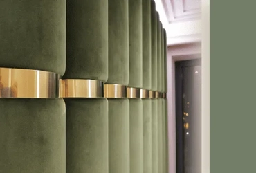 Мягкие стеновые панели с латунным молдингом на заказ по индивидуальным размерам