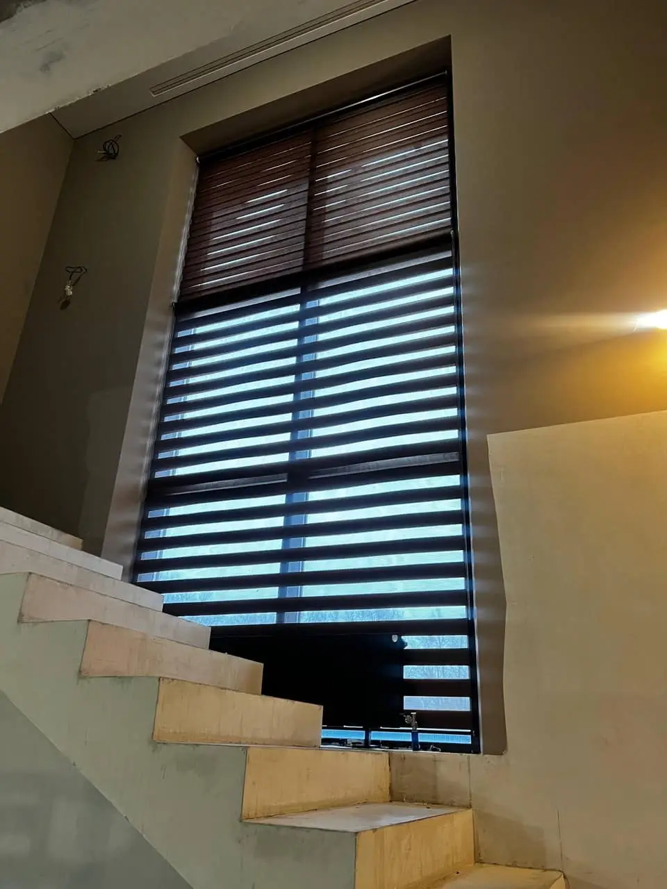 Жалюзи Зебра на окно лестничного марша