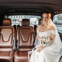 Невеста в салоне Mercedes