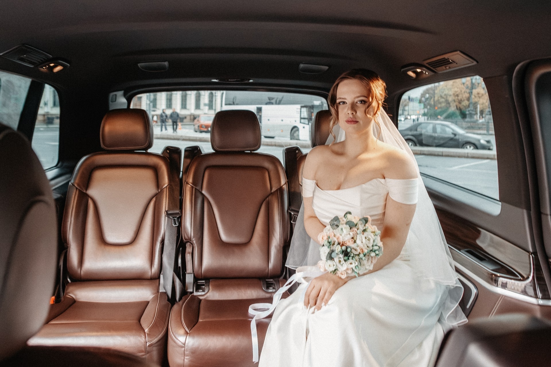 Невеста в салоне автомобиля