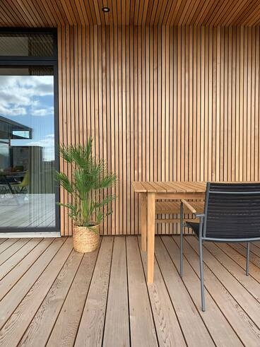 Натуральное дерево на фасаде дома