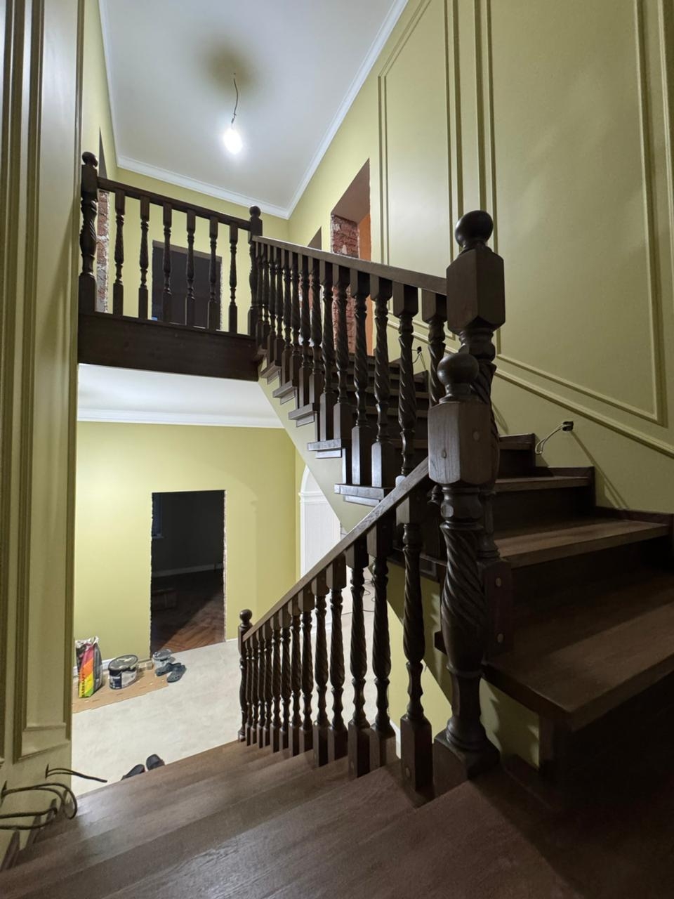 Изготовление и монтаж поворотной лестницы на второй этаж из дерева в Уфе, Уфимском районе 