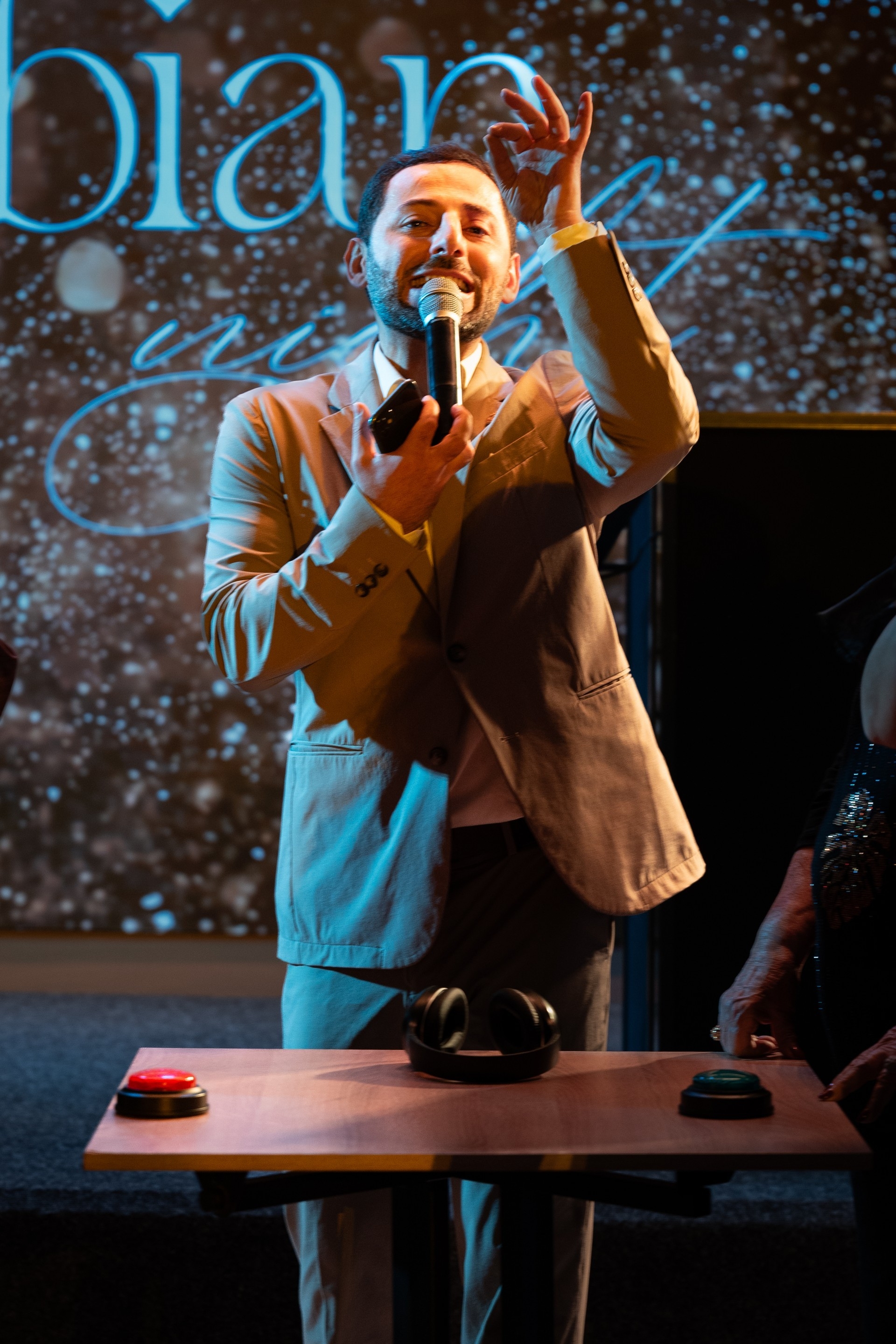 Ведущий из Сочи проводит юбилеи в традиционном стиле