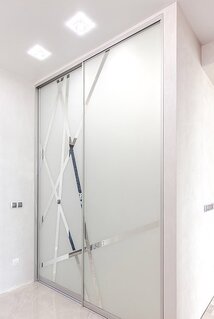 Встроенный шкаф купе в стене с пескоструйным зеркалом