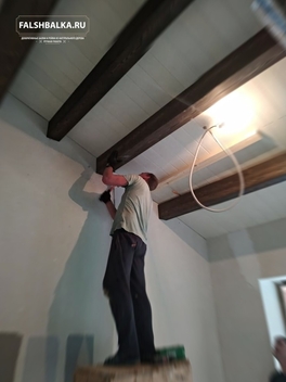 крашенные балки из лиственницы