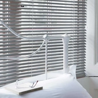 Горизонтальные жалюзи 25 мм в спальне
