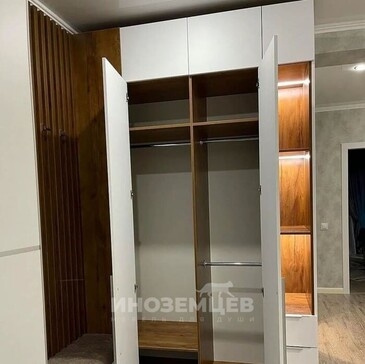 Угловой шкаф в прихожую