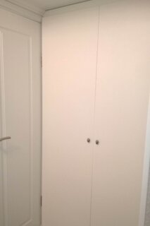 Распашные двери для встроенного под антресолью шкафа