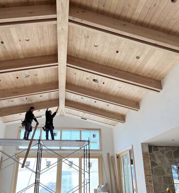 Отделка стен и потолков деревом внутри дома