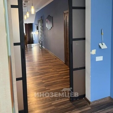 Подвесная раздвижная перегородка с матовыми стеклами в открытом виде
