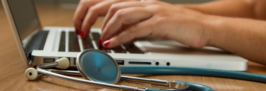 Невролог обследует пациента с эпилепсией