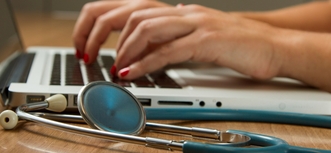 Невролог обследует пациента с эпилепсией