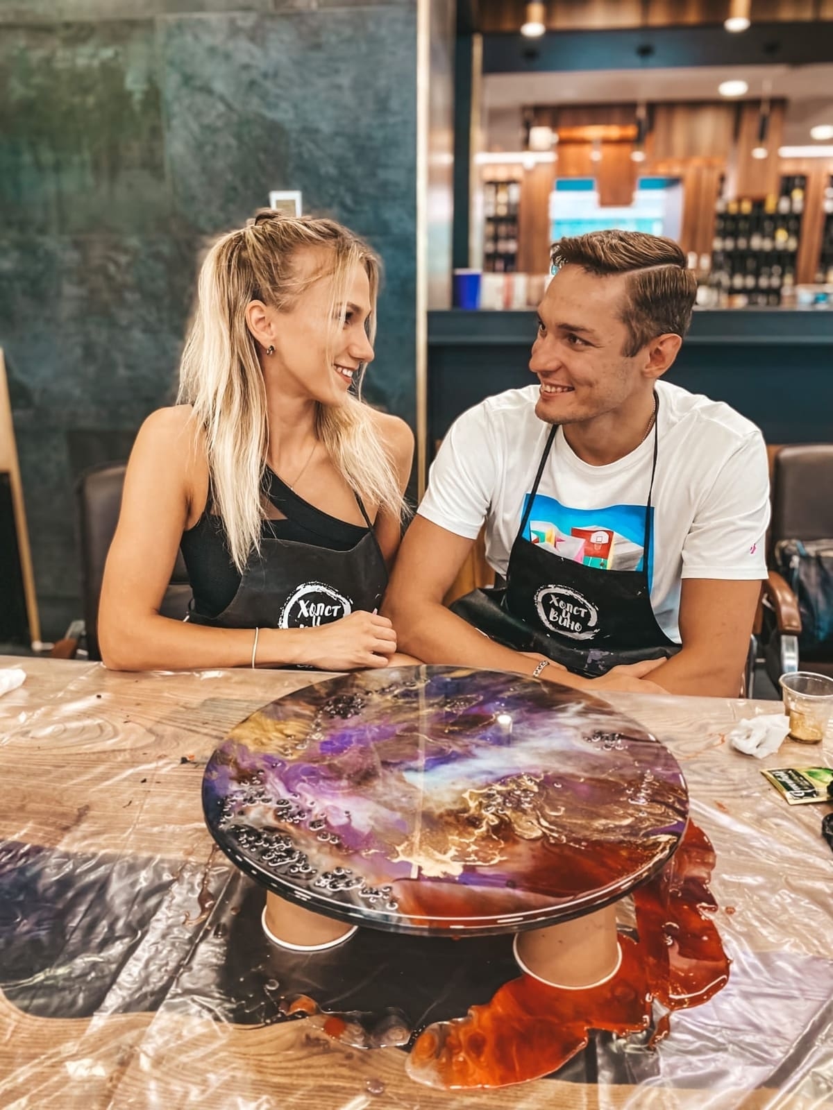 Романтический момент на свидании с эпоксидной смолой