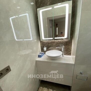 Современный интерьер ванной: мебель из МДФ, раковина, зеркало с LED и сантехника