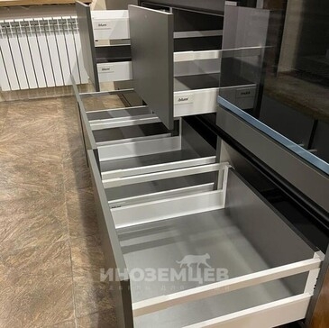 Внутреннее наполнение ящиков Blum в серой прямой кухне
