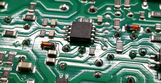 СПРИНТИКА-ПРО >>> Автоматический монтаж СМД элементов на печатные платы и ручной выводной монтаж по водосмывной технологии