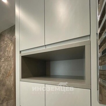 Мебельный комплекс в ванную комнату из МДФ эмали, включающий пенал для стиральной машины и тумбу 